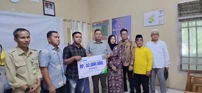 Ketua DPRD Kota Jambi, Kemas Faried Alfarelly serahkan santunan Ahli waris peserta BPJS Ketenagakerjaan.
