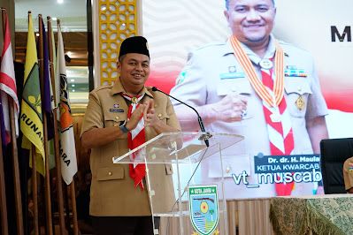 Kemas Faried Alfarelly Ketua Kwarcab Gerakan Pramuka Kota Jambi memberi sambutan.