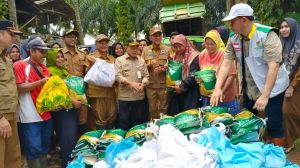 Serahkan Bantuan, Al Haris Bersama Jun Mahir Kunjungi Warga Terdampak Banjir di Jaluko