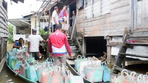 Pertamina Bantu Warga Kasang yang Terdampak Banjir
