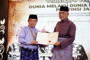 Al Haris Dikukuhkan Sebagai Ketua DMDI oleh Presiden DMDI Yang Di-Pertua Negeri Malaka