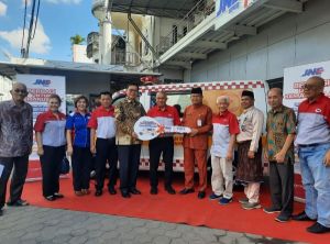 JNE Serahkan Mobil Jenazah, Gelar Donor Darah dan Pemeriksaan Kesehatan Gratis di Jambi