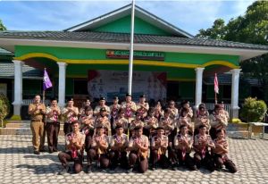 Kemas Faried Kukuhkan 17 Pramuka Penggalang Garuda SMPN 1