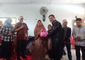 Hadiri Wisuda Sekolah Lansia, Waka DPRD Kota Jambi Yasir Beri Bantuan Sembako