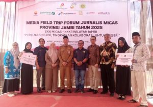 Media Fieldtrip FJM Jambi, SKK Migas - Jadestone Serahkan Beasiswa Kuliah untuk 2 Warga Tanjab Barat