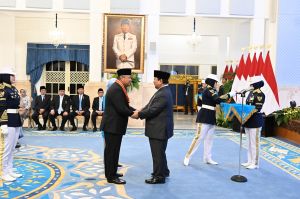 Gubernur BI Perry Warjiyo Terima Tanda Kehormatan Bintang Mahaputera Utama