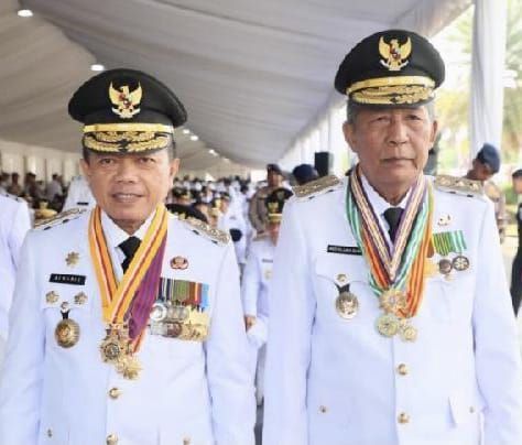 Gubernur Jambi Dr. H. Al Haris, S.Sos.,M.H dan Wagub Jambi Drs. H. Abdullah Sani, M.Pd.