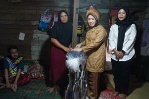 Hesti Haris Serahkan Kursi Roda dan Dampingi Terapi Pengobatan Warga Muaro Jambi