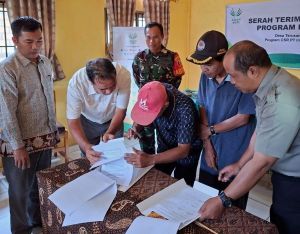 PT Inti Indosawit Subur Serahkan Program Desa Sawit Mandiri ke Desa Terusan Saat Panen Perdana