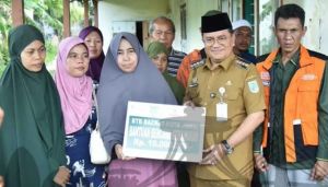 Wali Kota Jambi Serahkan Bantuan Kepada Korban Kebakaran