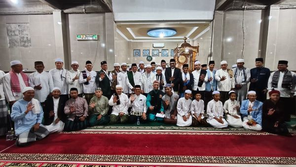 Safari Subuh Pemprov Jambi di Masjid Hidayatullah, Al Haris Serahkan Santunan dan Bantuan untuk Masj