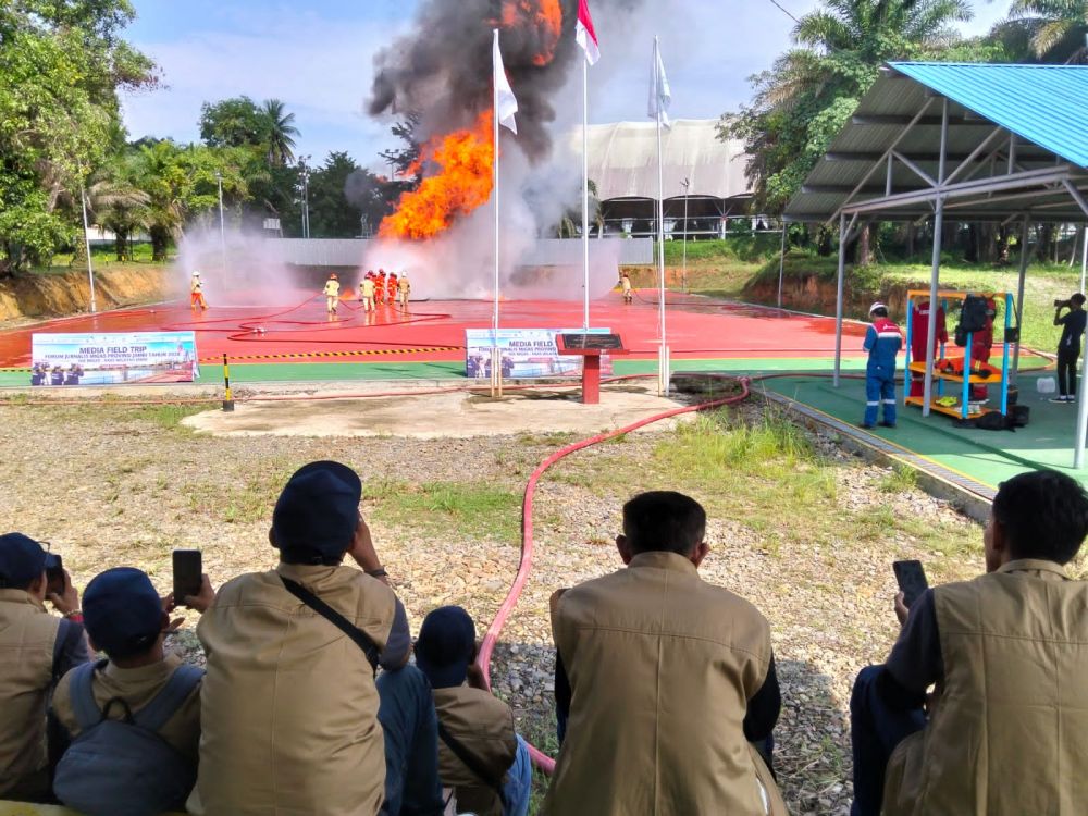 Uji Standar 15 Menit, Tim HSSE Pertamina EP Jambi Padamkan Api Sumur Rig di Simulasi Kenali Asam