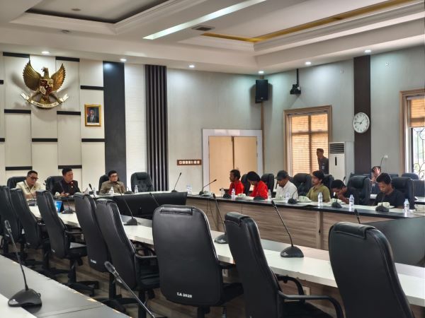 Pimpinan DPRD Provinsi Jambi Ajak Pendemo Dialog Terbuka