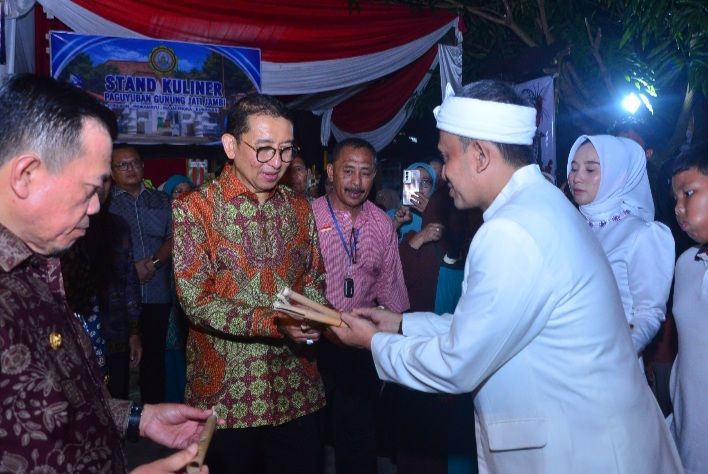 Menteri Fadli Zon Terima Suling Dari Forum Sunda Ngahiji Pada Acara Festival Karya Budaya Jambi 2026
