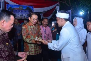 Menteri Fadli Zon Terima Suling Dari Forum Sunda Ngahiji Pada Acara Festival Karya Budaya Jambi 2026