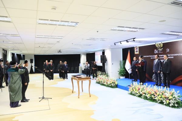 OJK Lantik Deputi Komisioner Pengaturan dan Pengawasan Bursa Mineral dan Komoditas Strategis
