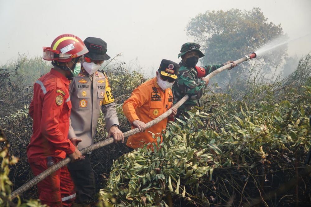 Gubernur dan Kapolda Berjibaku Tembus Medan Sulit Padamkan Api di Nipah Panjang