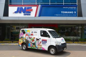 Sambut HUT Ke-36, JNE Hadirkan Kolaborasi Eksklusif dengan Semangat Kreatif Melesat Hebat
