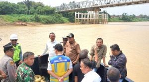 Ketua DPRD Kota Jambi Bersama Anggota DPR Tinjau Lokasi Longsor di Pasar Panjang