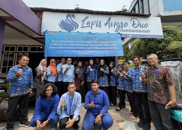UMKM Lapis Angso Duo Terima Bantuan Alat Produksi dari Politeknik Jambi