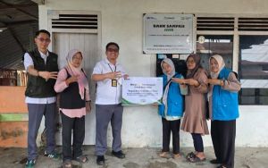 PT Pegadaian Serahkan Beasiwa Untuk Anak Pengurus Bank Sampah
