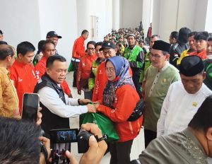 Gubernur Al Haris Bagikan Sembako dan Masker kepada Ojek Terdampak Kabut Asap di Kota Jambi